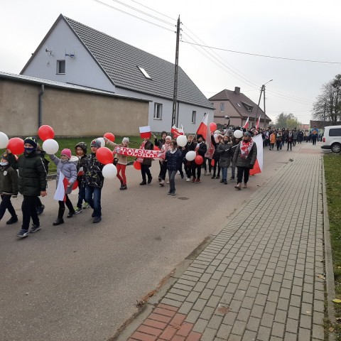 Powiększ obraz: Obchody Święta Niepodległości - 11 lisopada 2021 - fotografia z uroczystości szkolnych